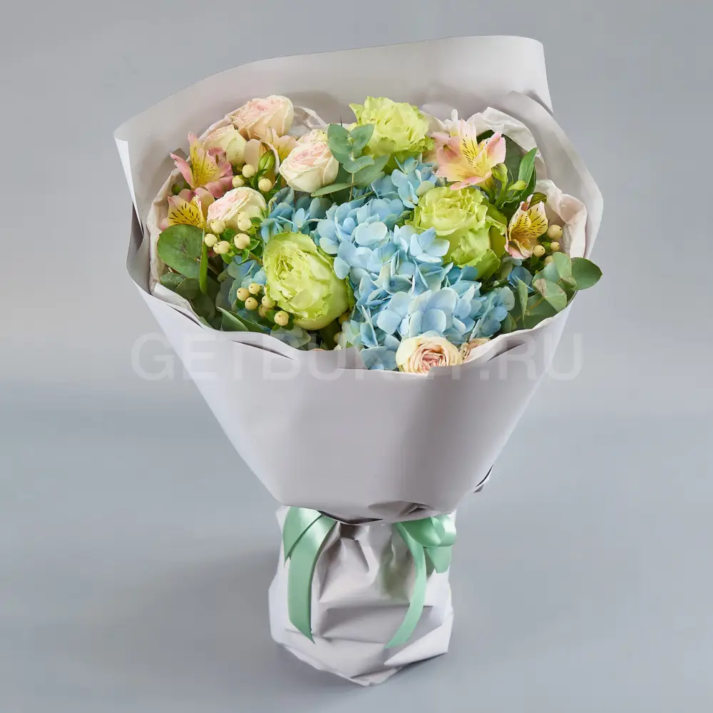 216084 Букет из голубой гортензии, ярких роз и альстромерий