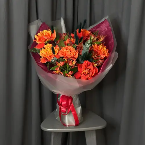 Букет из альстромерий, роз и лагуруса