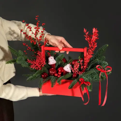 Зимняя композиция "Красное мороженое"