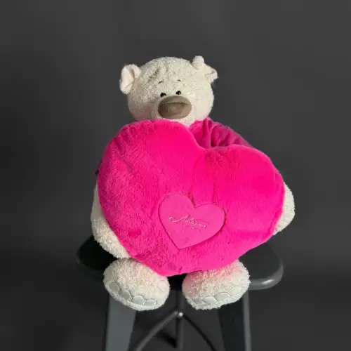 Медведь Тато в фуксия майке с сердцем подушкой