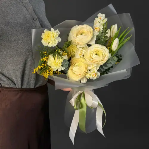 Весенний букет из мимозы, ранункулюса и нарциссов 