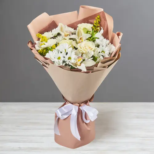 Букет из белых альстромерий, хризантем и роз