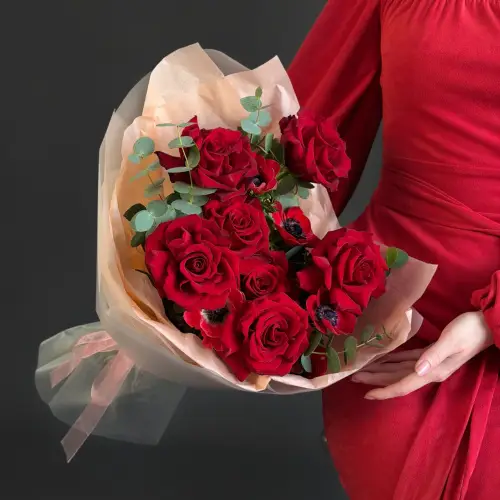 Красный букет роз с анемоном и эвкалиптом