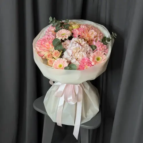 Букет с гортензией, гвоздиками и розами 