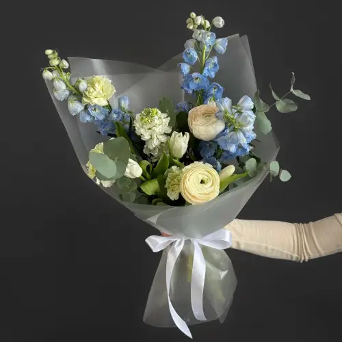 Букет из дельфиниума и гвоздик с тюльпанами