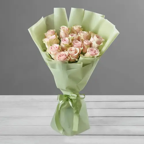 Букет из 15 нежно-розовых роз в упаковке
