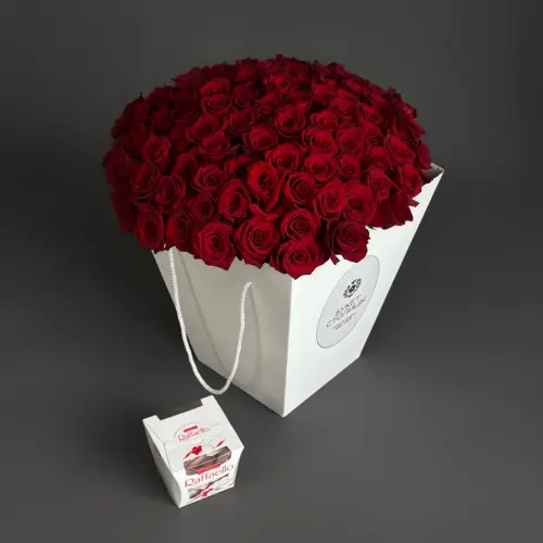 Цветочная композиция из 101 розы с конфетами рафаелло
