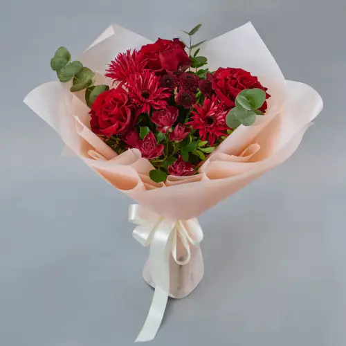 Букет из красных роз, гербер и хризантем с эвкалиптом