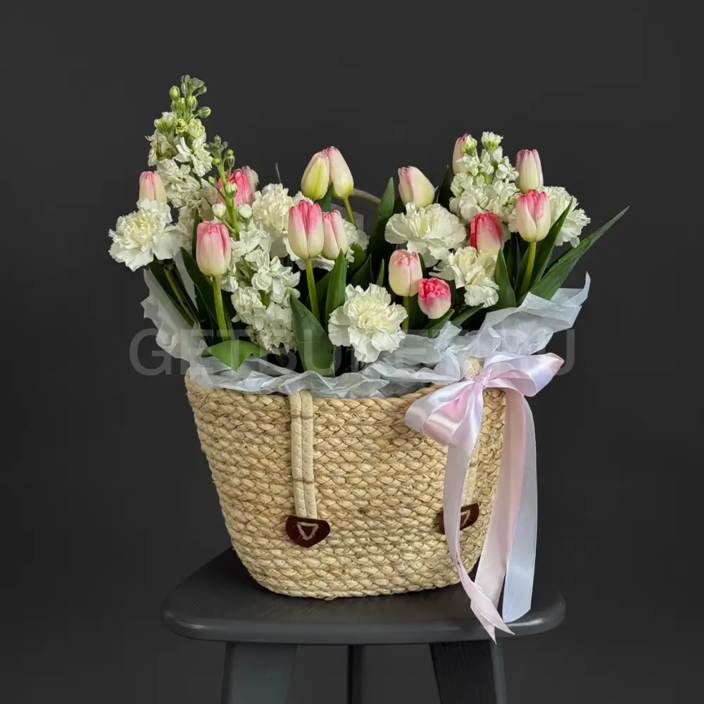 225278 Цветочная композиция из тюльпанов, гвоздик и маттиолы в корзине
