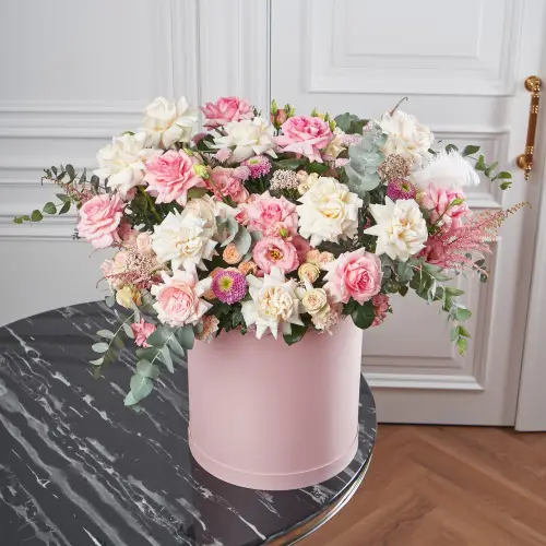 Цветочная композиция роз, хризантем и эустом с астильбе