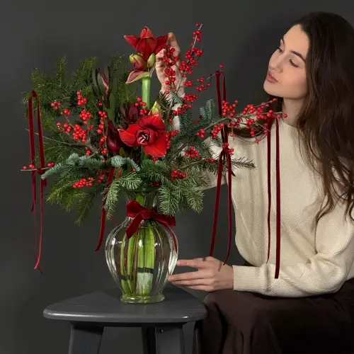 Зимняя композиция в вазе из амариллиса, нобилиса и леукадендрона