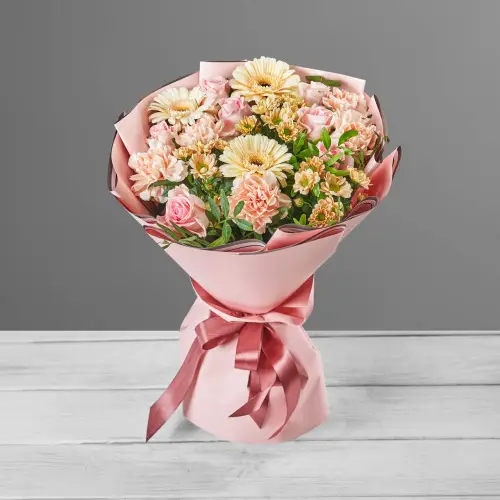 Букет из кремовых гербер, хризантем и розовых роз