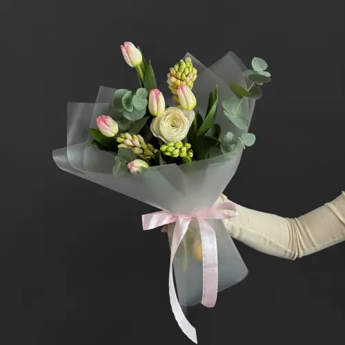 Букет из гиацинта, тюльпанов и ранункулюса