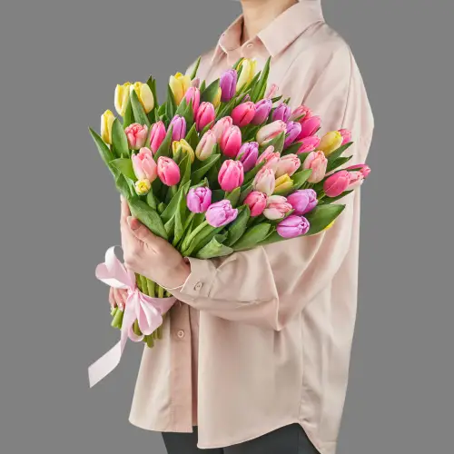 Букет из 51 нежно-цветного тюльпана