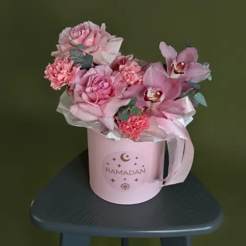 Цветочная композиция из роз, гвоздик и орхидеи в шляпной коробке