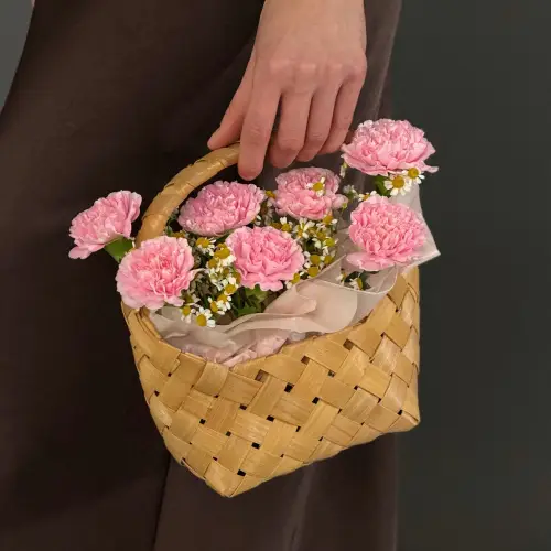 Цветочная корзина из розовой гвоздики и танацетума
