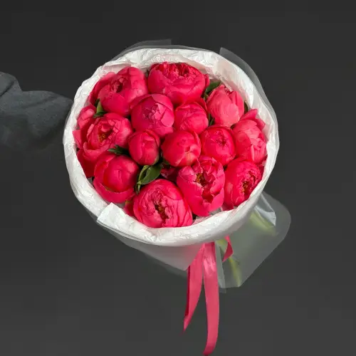 Букет из 15 ярко-коралловых пионов