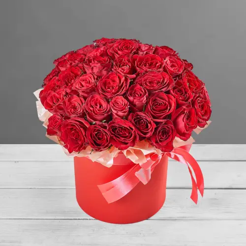 Композиция из красных кенийских роз в шляпной коробке