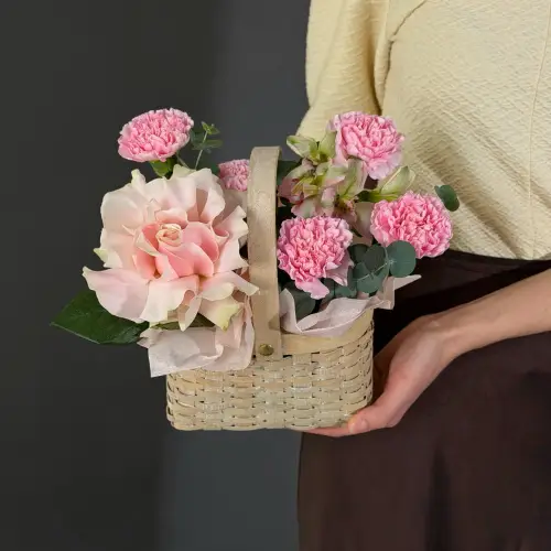 Цветочная корзина из розы с гвоздикой и альстромерией