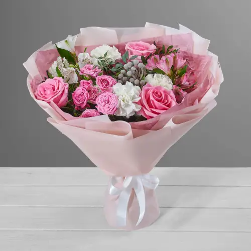 Нежный букет из розовых роз, белых гвоздик и альстромерии