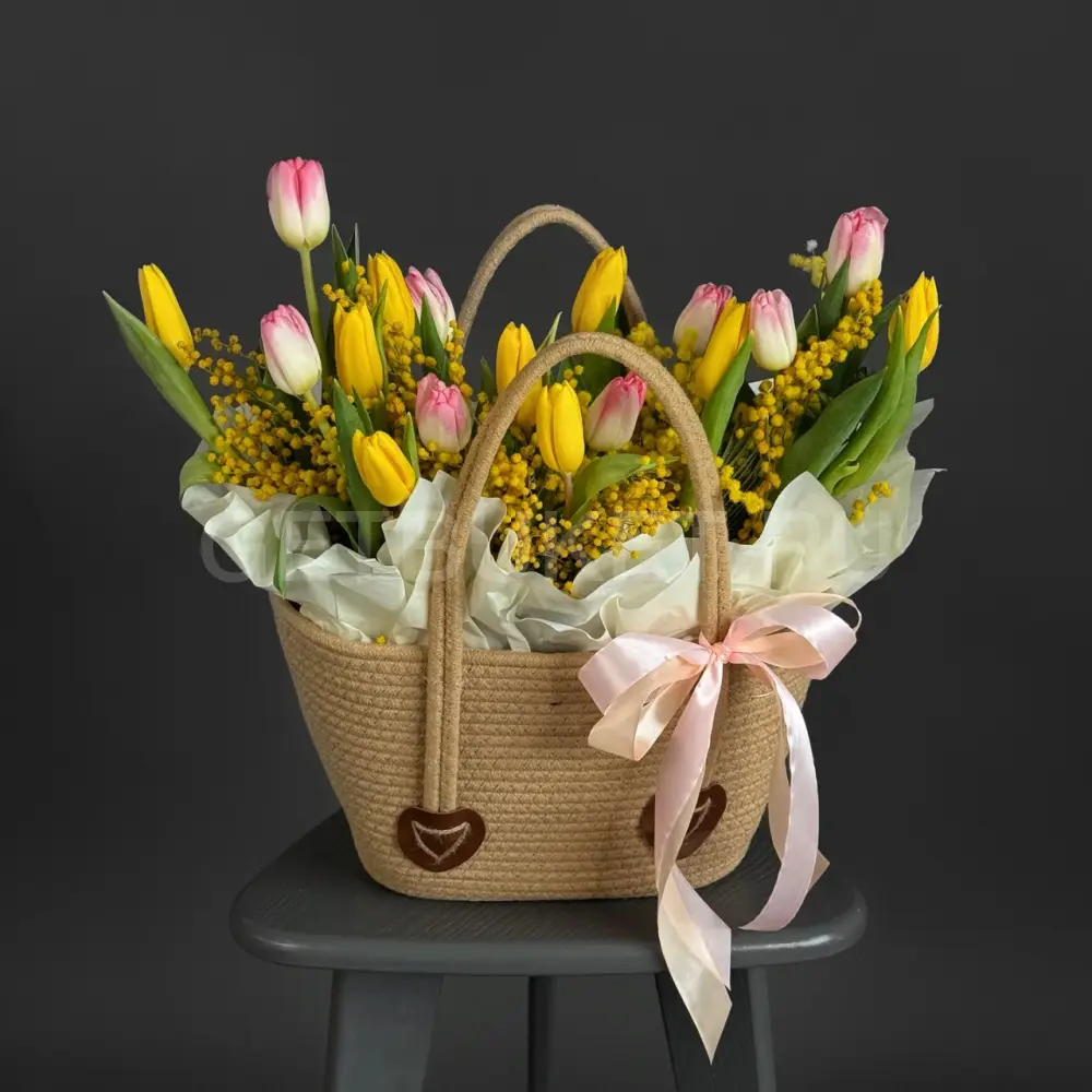 225279 Цветочная корзина из тюльпанов и мимозы