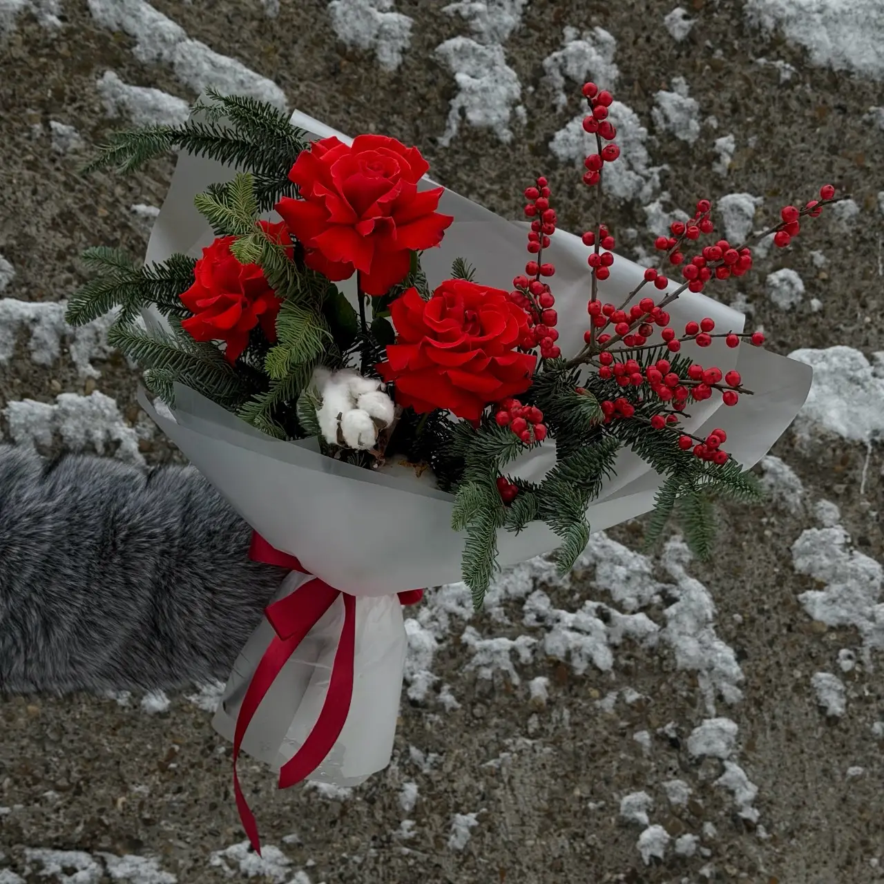 Новогодний букет из нобилиса с розами и илексом 