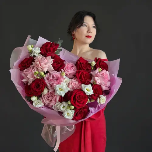 Букет из эустомы с розами и гортензией