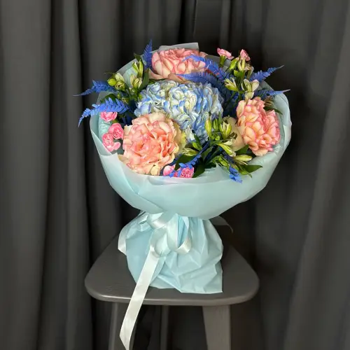 Букет из гортензии, альстромерии и гвоздики 