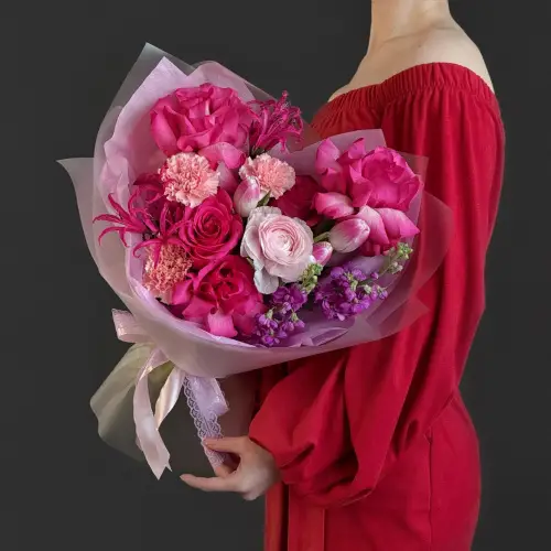 Яркий букет из роз, тюльпанов и ранункулюса