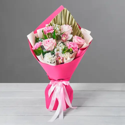 Букет из гвоздик, орхидеи и розовой розы