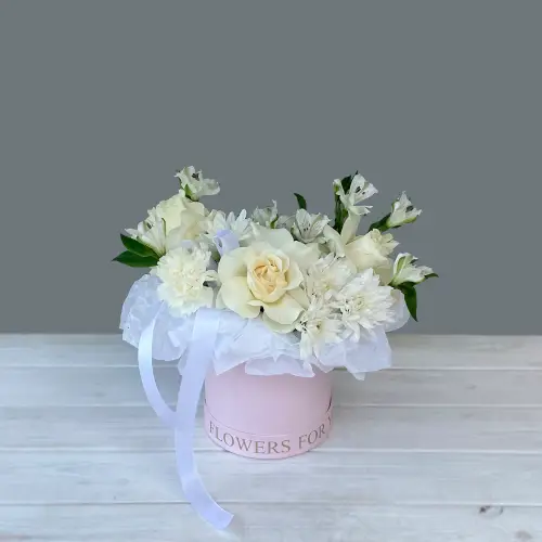 Композиция из белых роз, хризантемы и альстромерии в шляпной коробке