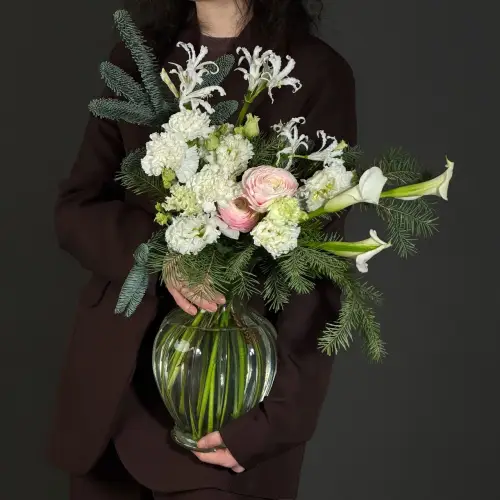 Зимняя композиция в вазе с ранункулюсом, каллами и гвоздиками 