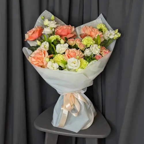 Букет из роз, гвоздик и эустомы 