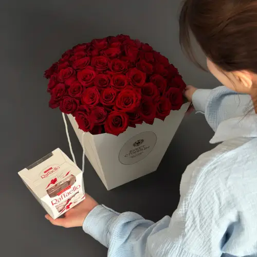 Цветочная композиция из 51 розы с конфетами рафаэлло