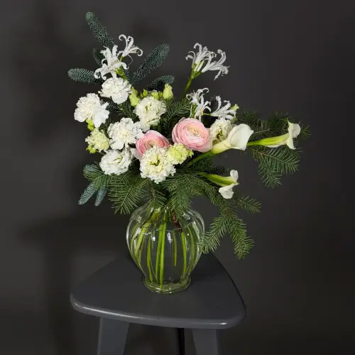 Зимняя композиция в вазе с ранункулюсом, каллами и гвоздиками 