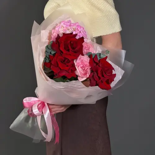 Букет розовой гортензии с розами