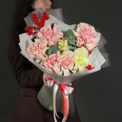 Букет роз, илекса и амариллиса 