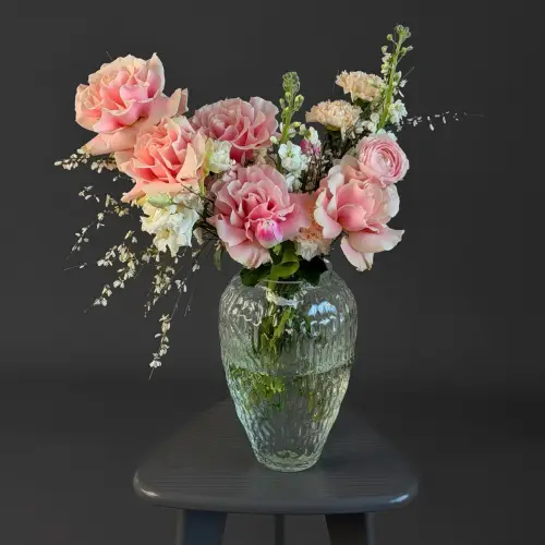 Цветочная композиция из роз, генисты и ранункулюсов в вазе