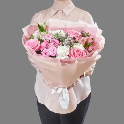 Нежный букет из розовых роз, белых гвоздик и альстромерии