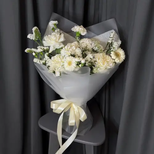 Букет из гвоздик, лимониума и роз 