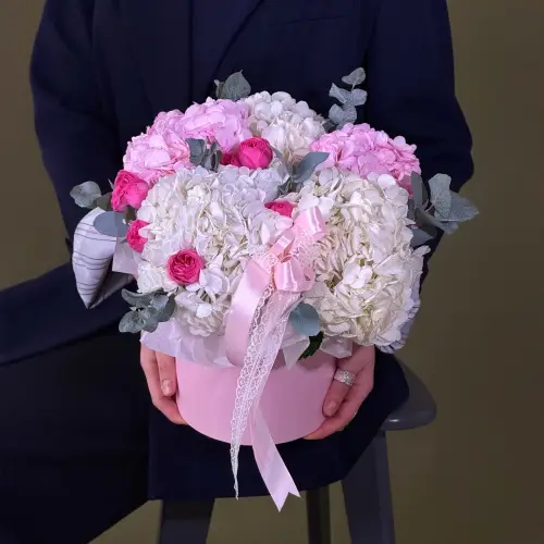 Цветочная корзина бело-розовых гортензий и роз в шляпной коробке