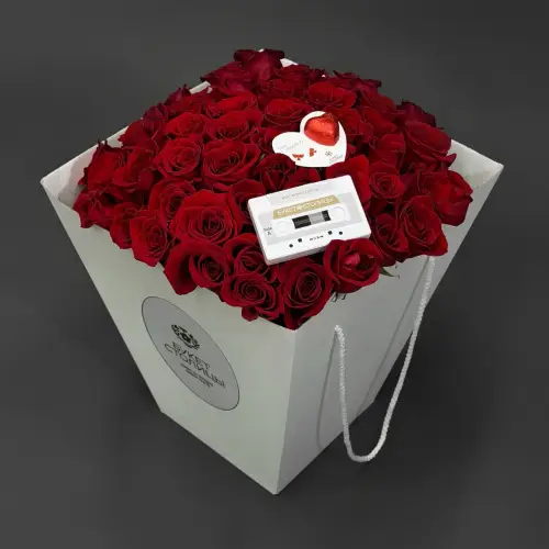 Букет из 51 розы с валентинкой и аудиокассетой 