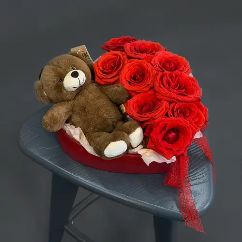 Цветочная композиция из красных роз с мишкой и открыткой