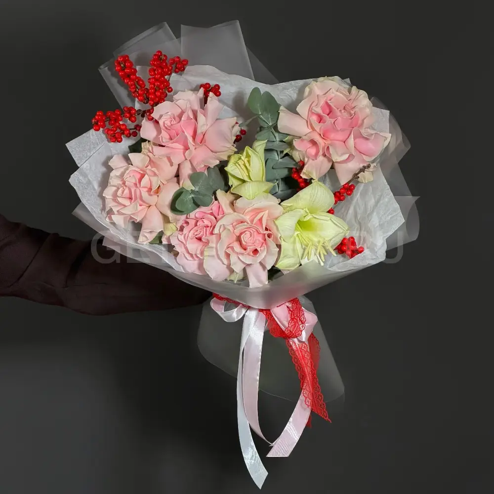 222938 Букет роз, илекса и амариллиса 