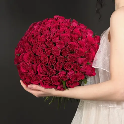 Букет из 101 малиновой кенийской розы