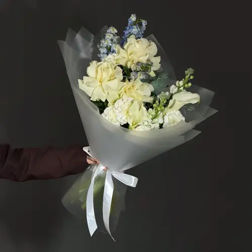 Зимний букет из белых роз с дельфиниумом, гвоздикой и маттиолой 