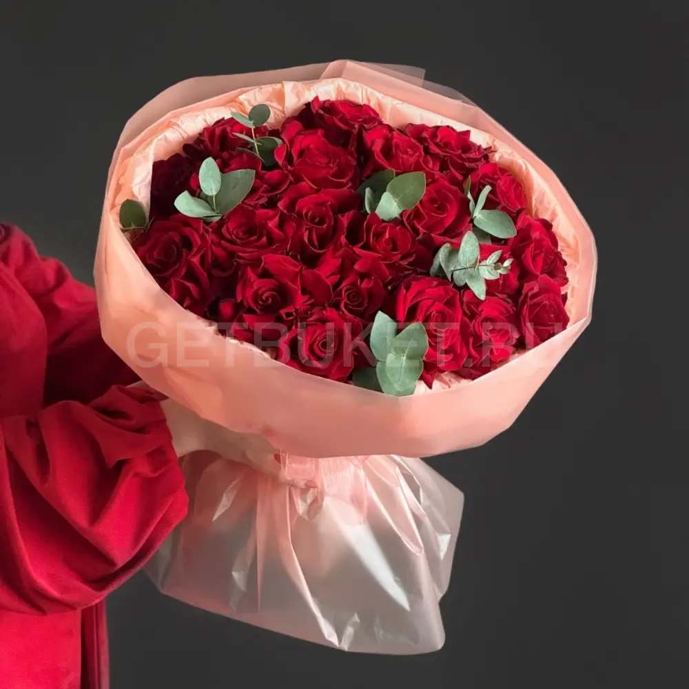 223417 Букет из 19 красных роз с эвкалиптом