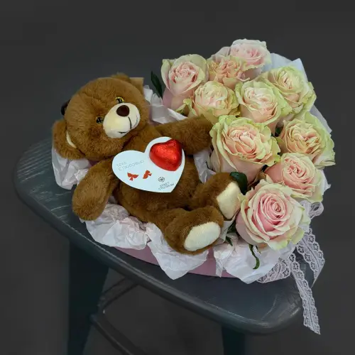 Цветочная композиция из роз и мишки в форме сердца
