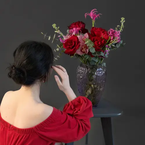 Цветочная композиция из орхидеи, эвкалипта и маттиолы с нерине