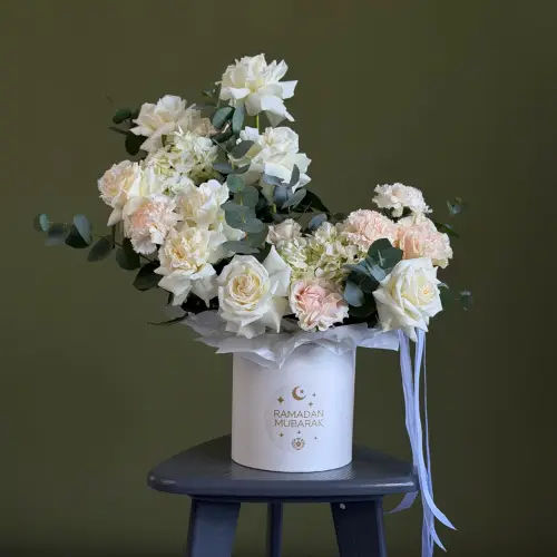 Цветочная композиция из роз, гортензий и гвоздик в шляпной коробке 